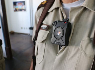 BAHIA INICIA TESTES DE CÂMERAS ACOPLADAS EM FARDAS DE POLICIAIS.